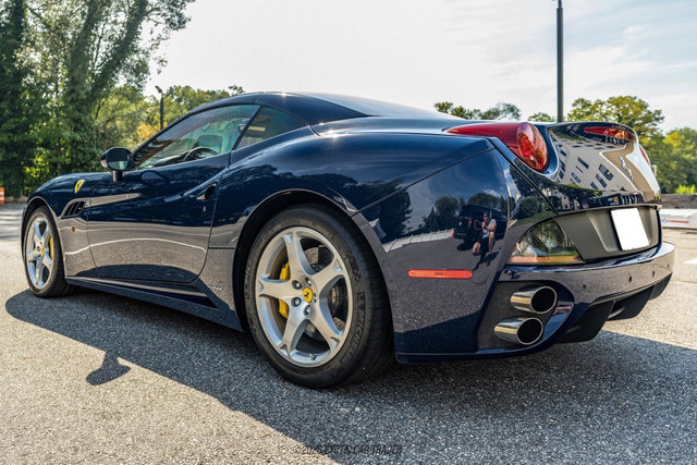 Used 2012 Ferrari California RWD image 15