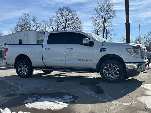 Used 2018 Nissan Titan SL w/ Chrome Package image 5