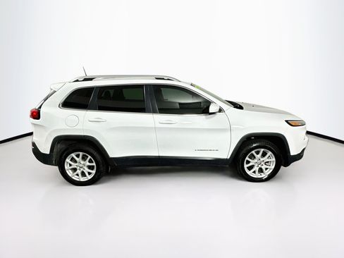 Used 2017 Jeep Cherokee Latitude w/ Safety/Convenience Group FWD image 10