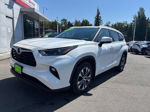 Used 2023 Toyota Highlander XLE AWD/4WD image 7