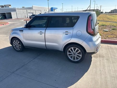 Used 2018 Kia Soul + FWD image 11