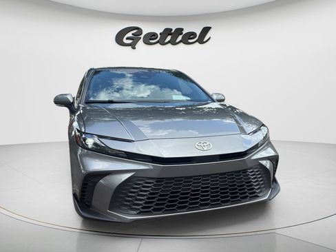 Used 2025 Toyota Camry SE w/ Convenience Package FWD image 2