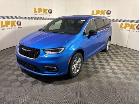 New 2026 Chrysler Pacifica Select AWD/4WD image 9