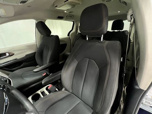 Used 2017 Chrysler Pacifica Touring w/ Tire & Wheel Group FWD image 13