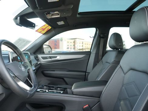 Used 2025 Volkswagen Atlas Cross Sport SE image 26