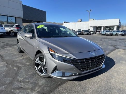 Used 2022 Hyundai Elantra Limited image 3