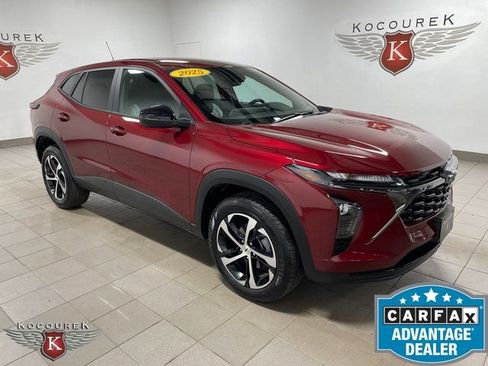 Used 2025 Chevrolet Trax RS FWD image 1