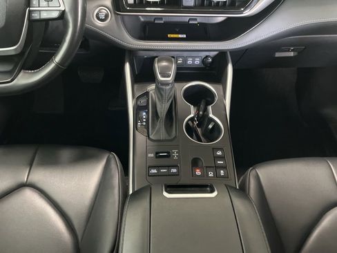 Used 2024 Toyota Highlander XLE AWD/4WD image 11