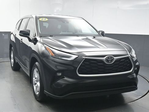 Used 2023 Toyota Highlander LE image 2
