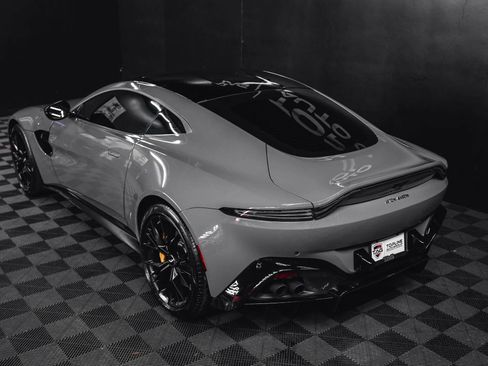 Used 2021 Aston Martin V8 Vantage Coupe image 31