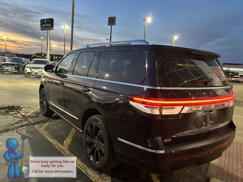 Used 2024 Lincoln Navigator Reserve image 3