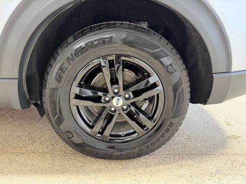 Used 2022 Ford Explorer XLT image 7