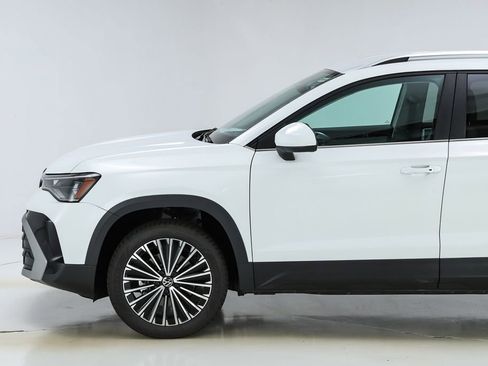 New 2026 Volkswagen Taos SE image 3