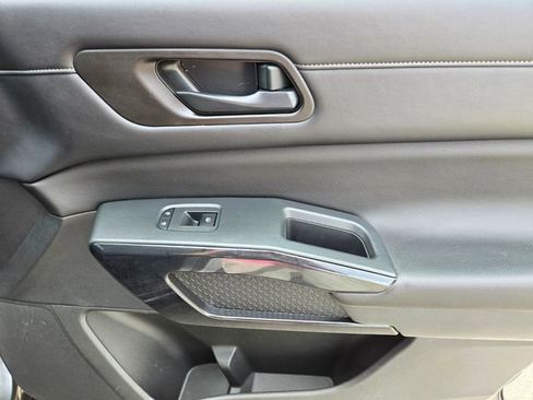 Used 2023 Nissan Pathfinder S image 23