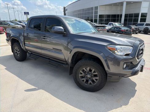 Used 2021 Toyota Tacoma SR5 w/ SR5 Appearance Package (SM) image 2