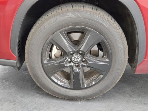 Used 2021 Toyota Highlander LE image 6