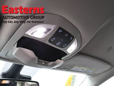 Used 2023 Chrysler Pacifica Touring-L FWD image 21
