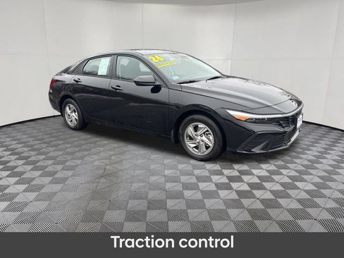 Certified 2026 Hyundai Elantra SE FWD image 3