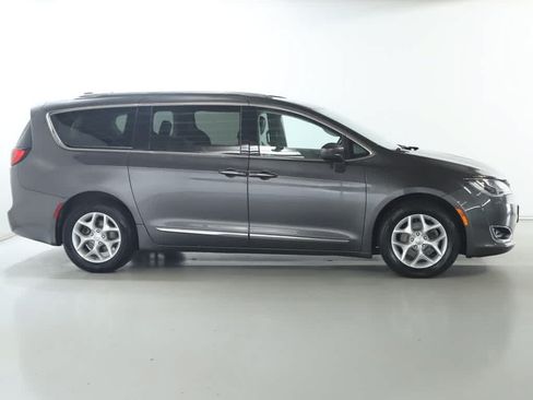 Used 2017 Chrysler Pacifica Touring-L Plus w/ Tire & Wheel Group FWD image 11