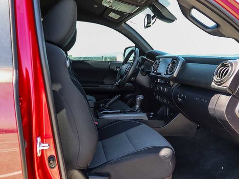 Used 2022 Toyota Tacoma TRD Sport w/ Technology Package image 15