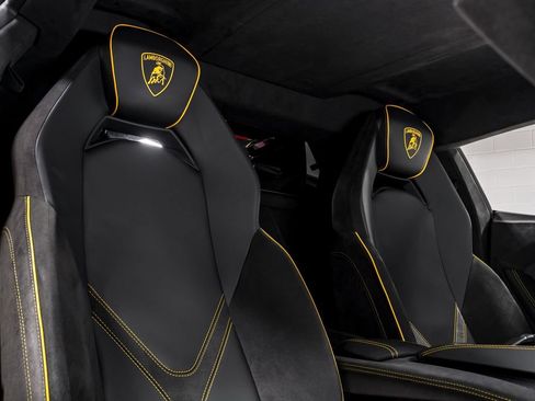Used 2025 Lamborghini Revuelto image 34