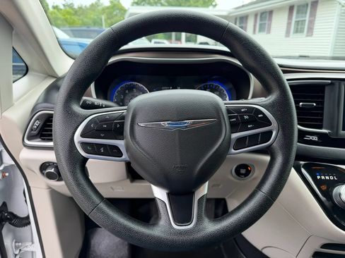 Used 2021 Chrysler Voyager L FWD image 23