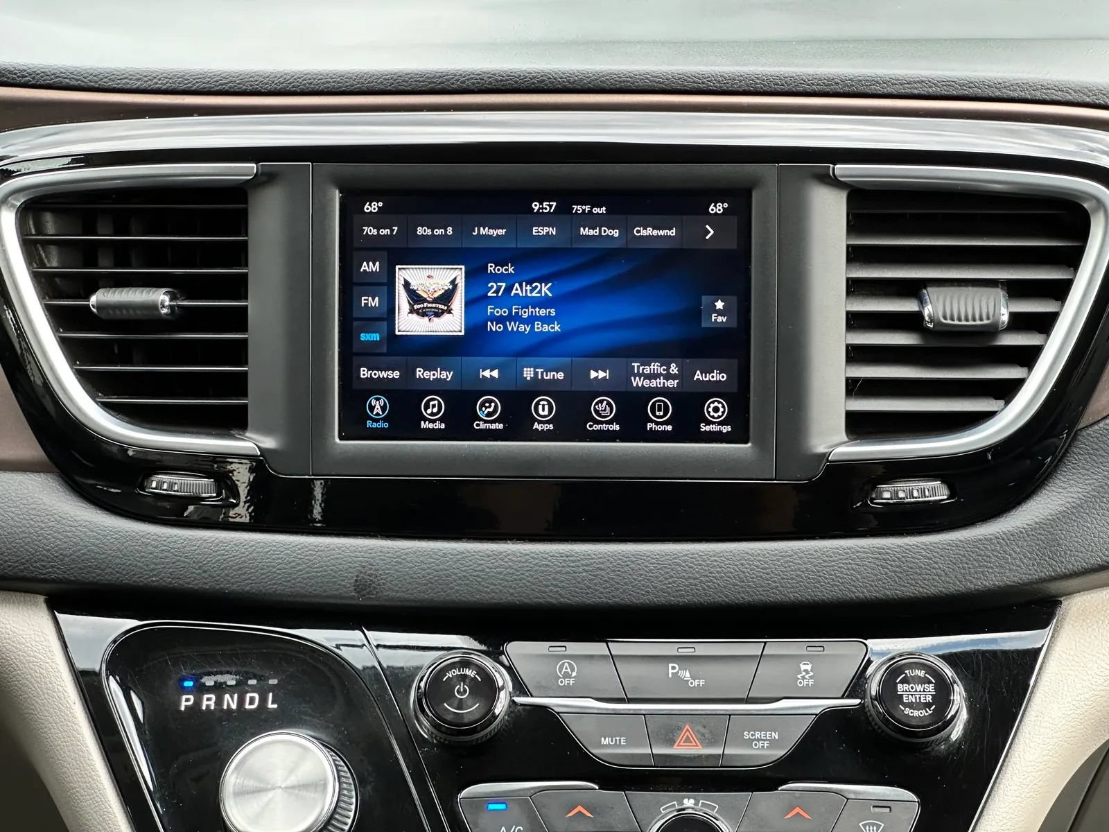 Used 2018 Chrysler Pacifica Touring-L FWD image 14
