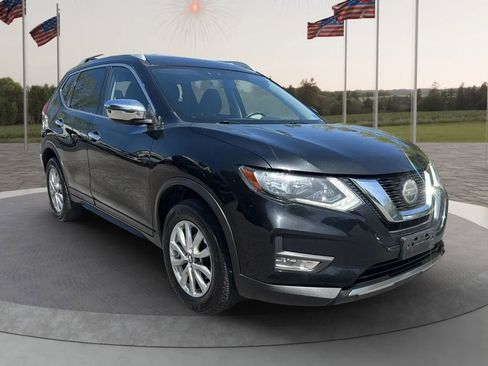 Used 2018 Nissan Rogue SV image 3