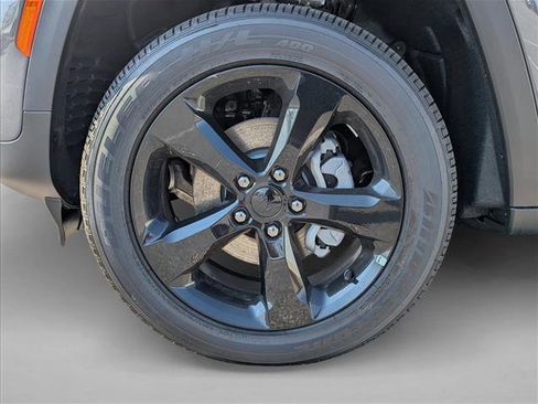 New 2025 Jeep Grand Cherokee Altitude image 9