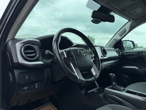 Used 2020 Toyota Tacoma SR5 AWD/4WD image 14