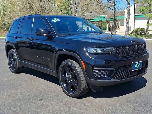 Used 2023 Jeep Grand Cherokee Altitude AWD/4WD image 5