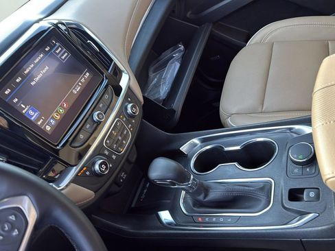 Used 2023 Chevrolet Traverse Premier FWD image 21