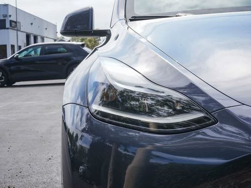 Used 2023 Tesla Model Y 2WD image 11