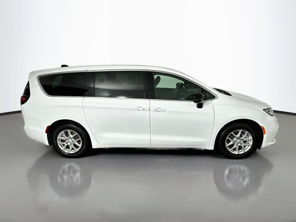 Used 2025 Chrysler Pacifica Select FWD image 8