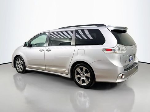 Used 2018 Toyota Sienna SE w/ SE Preferred Package FWD image 5