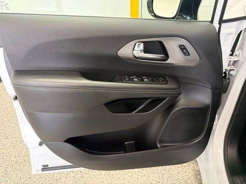 Used 2025 Chrysler Pacifica Select FWD image 8