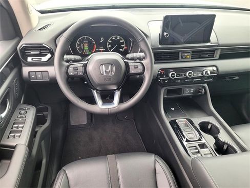 New 2025 Honda Pilot Touring image 7