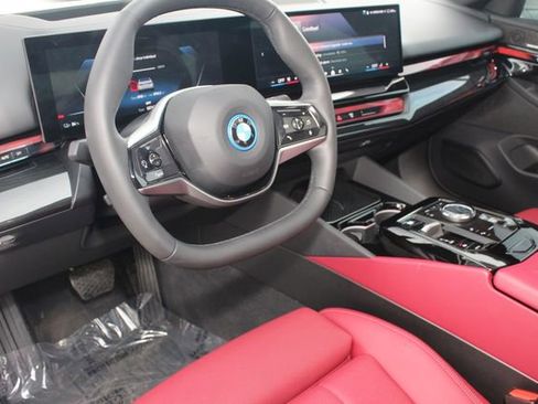 Used 2025 BMW i5 xDrive40 w/ Premium Package image 13