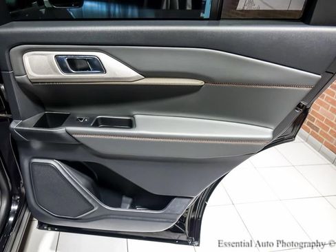 Used 2025 Ford Explorer Active image 28