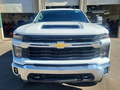 Used 2024 Chevrolet Silverado 2500 LT AWD/4WD image 4