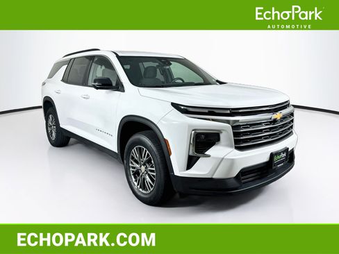 Used 2024 Chevrolet Traverse LT FWD image 1