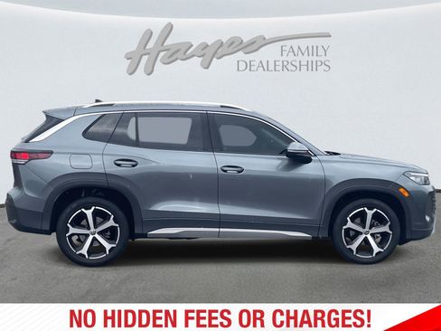 Used 2025 Volkswagen Tiguan SE FWD image 2