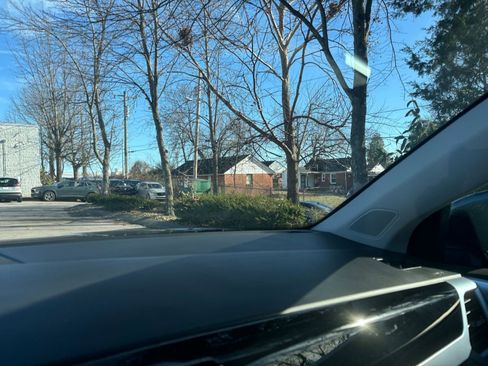 Used 2025 Volkswagen Taos SE image 35