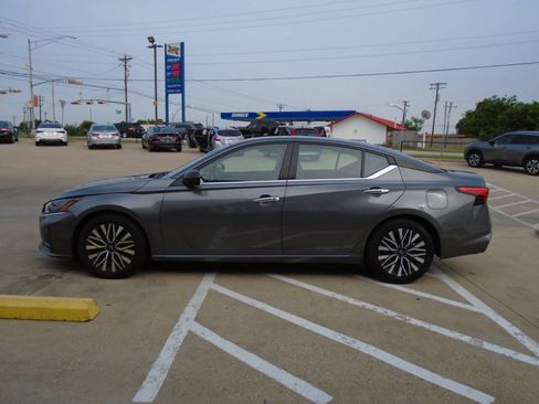 Used 2024 Nissan Altima 2.5 SV FWD image 4