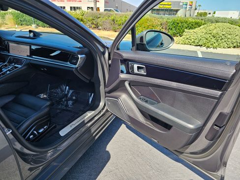 Used 2018 Porsche Panamera image 31