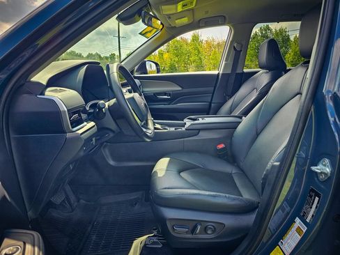 Used 2024 Toyota Grand Highlander AWD image 11