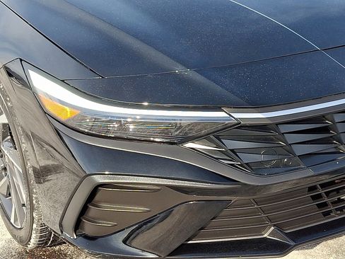 Certified 2025 Hyundai Elantra Sport image 9