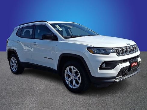Used 2024 Jeep Compass Latitude AWD/4WD image 3