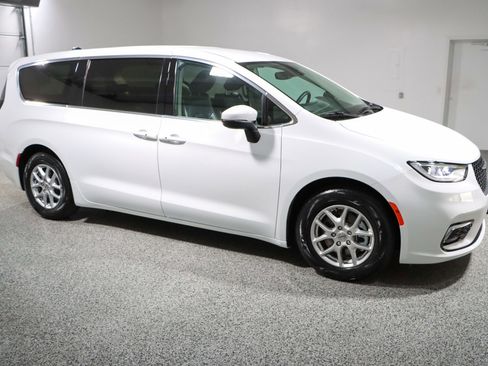 Used 2023 Chrysler Pacifica Touring-L FWD image 6