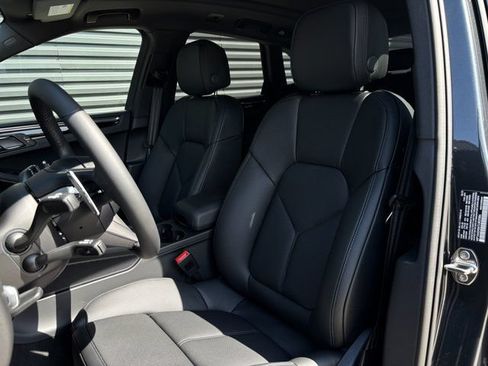 Certified 2026 Porsche Macan AWD/4WD image 5